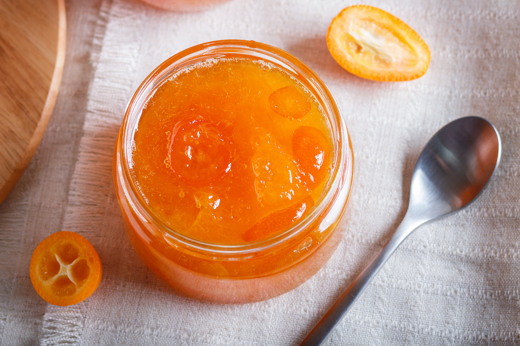 Kumquat Marmaladen Glas von oben fotografiert
